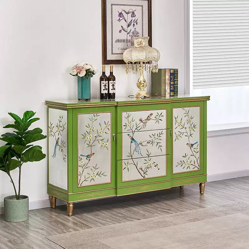 Buffet de style antique avec détails peints à la main