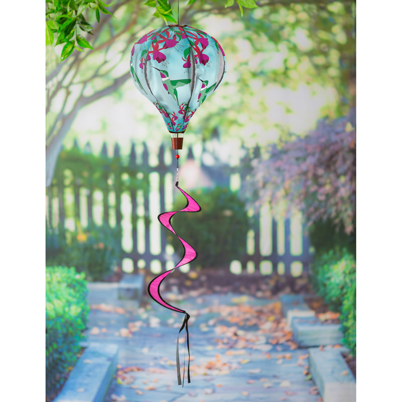 Bricelynn, colibri nourrissant un ballon d'art de jardin