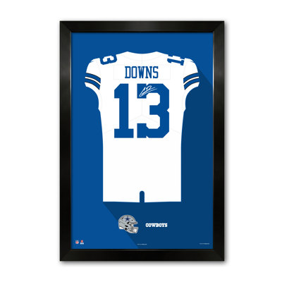 NFL-PA DALLAS COWBOYS CALEB DOWNS 13, chandail blanc encadré 27" x 39".