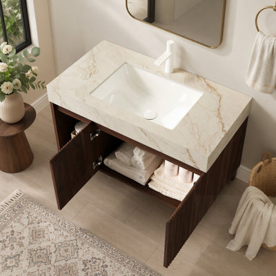Meuble-lavabo avec rangement suspendu, comptoir en pierre frittée veinée et lavabo en céramique, robinetterie et bonde non incluses.