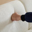 Élégant canapé 3 places Boucle au design ondulé, idéal pour les salons, les chambres à coucher et les appartements en blanc-128895868-128895867