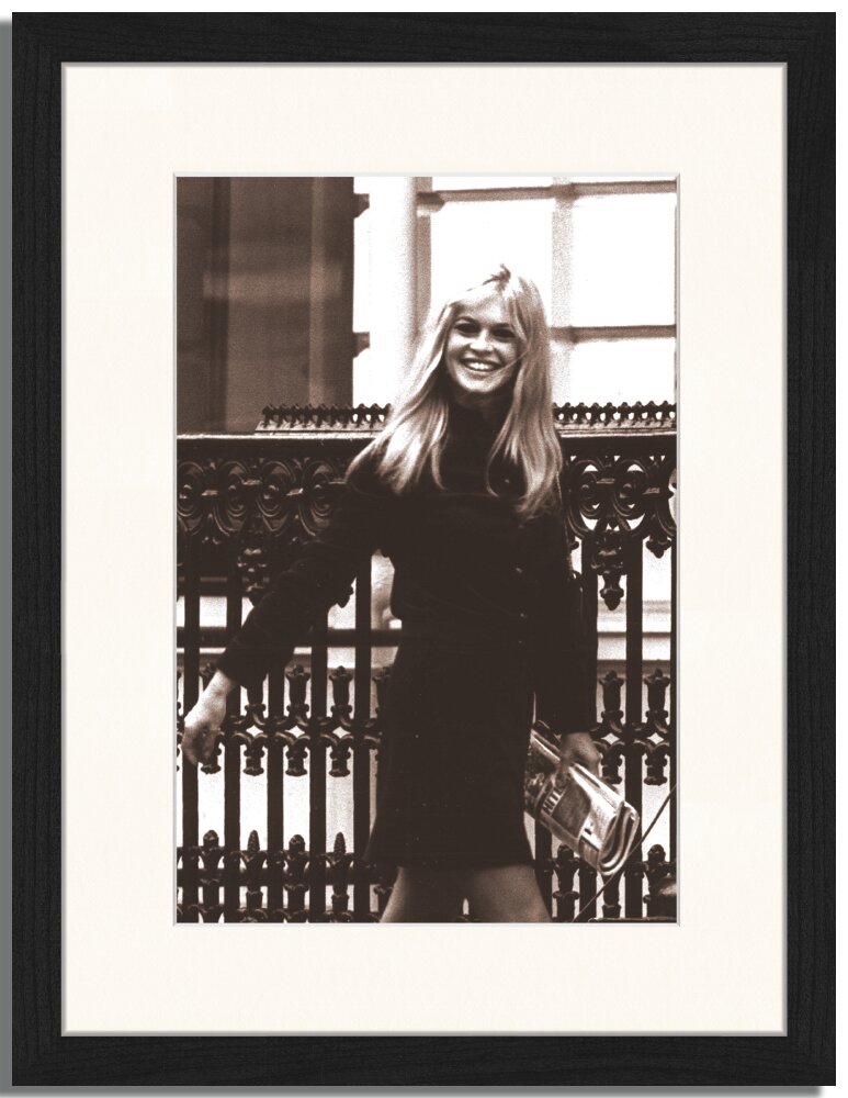 Gerahmtes Poster Brigitte Bardot auf den Straßen von London