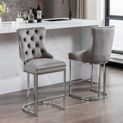 Tabourets de bar de 26 po de hauteur comptoir (ensemble de 2) - Chaises d'îlot de cuisine rembourrées en velours avec capitonnage à boutons et garniture de rivets, pieds robustes en métal chromé, style campagnard et style Mid-Century