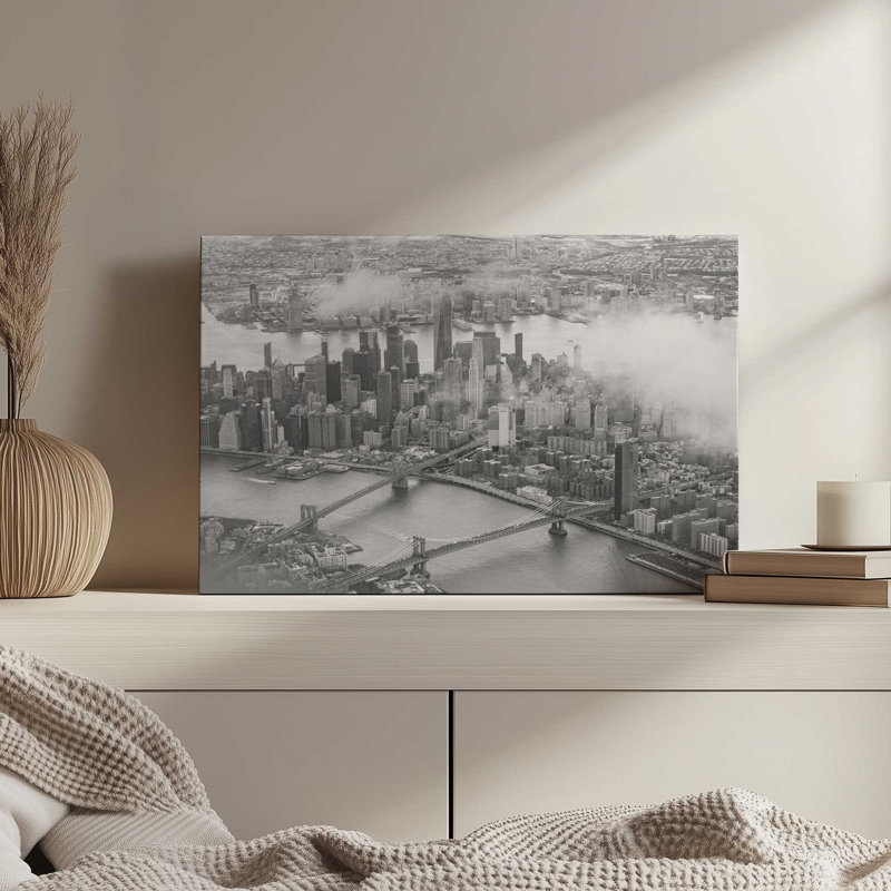 «Manhattan Through the Clouds» par Garima Dhawan, reproduction d'art, H 12 po x l 16 po, Toile tendue, Ne s’applique pas