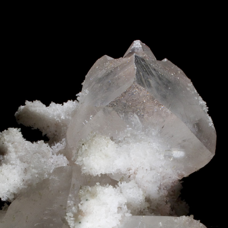 Calcite gracieuse sur calcédoine