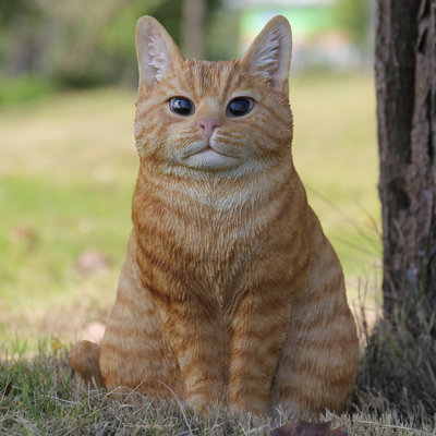 Chat tigré orange assis