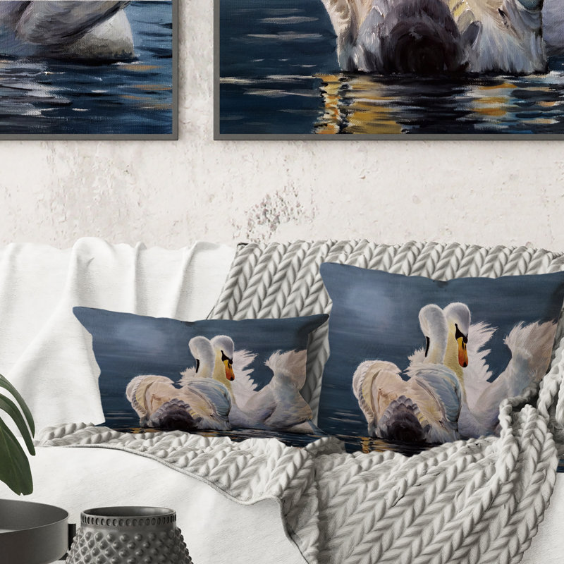 Deux cygnes blancs gracieux sur un lac bleu Misty - coussin décoratif nautique et côtier