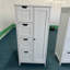 Armoire de rangement de salle de bain avec 4 tiroirs et 1 porte, organisateur de plancher autoportant en bois pour la salle de bain, armoire de rangement étroite pour les petits espaces, entrée, salon ou couloir, blanc