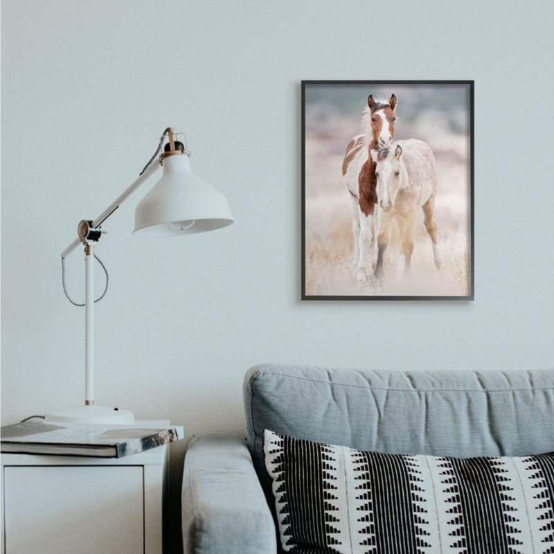 «Calm Horses in Mute Beige Meadow» par PHBurchett - reproduction de photo, H 30 po x l 24 po, Giclée encadrée noir minuit