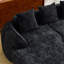 Canapé de coin comprimé en chenille noire, garni de mousse souple haute élasticité, incurvé et doté de quatre coussins décoratifs. Parfait pour le salon et la chambre. Assise mi-ferme, support par ressorts.