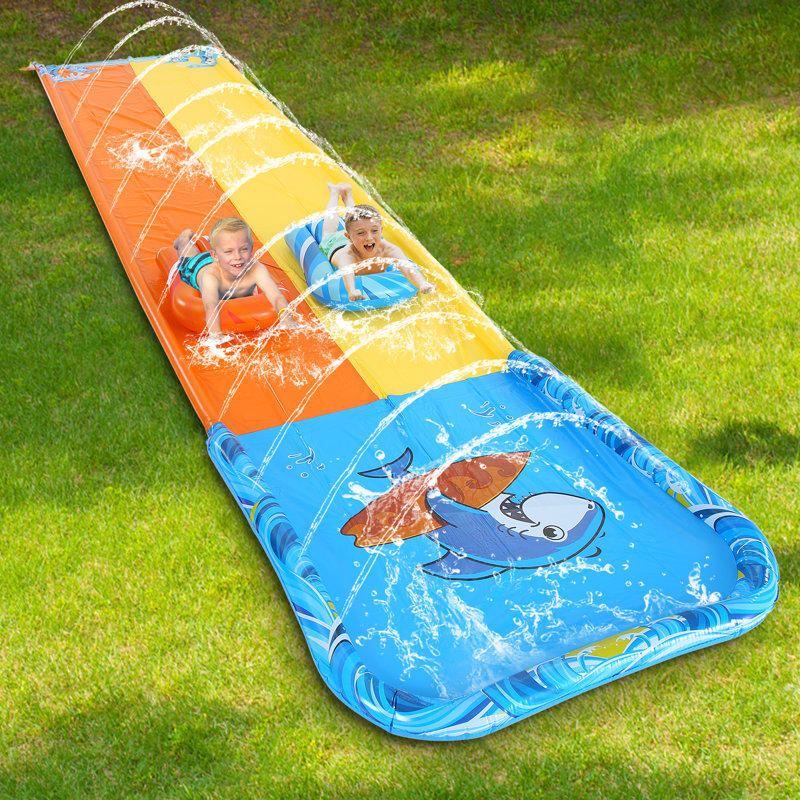 Glissade d'eau gonflable géante avec gicleurs, glissade à deux voies avec piscine à requins et 2 planches de jeu pour s'amuser dans la cour