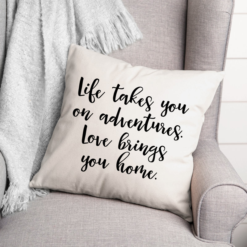 Coussin décoratif noir et blanc "Life Takes You on Adventures"