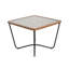 Table basse contemporaine carrée avec verre découpé géométrique artistique et surface facile à nettoyer pour une utilisation pratique Design moderne sur un plateau en bois chaleureux et une atmosphère confortable