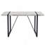 Une table de salle à manger rectangulaire rétro minimaliste avec un dessus spécialement texturé et des pieds en métal noir. Plateau de table contemporain en panneau de fibres à densité moyenne gris minimaliste.-1600231140