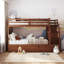 Lit superposé simple au-dessus de simple avec lit gigogne, escalier de rangement et structure en bois massif pour chambre d'enfant-113547207