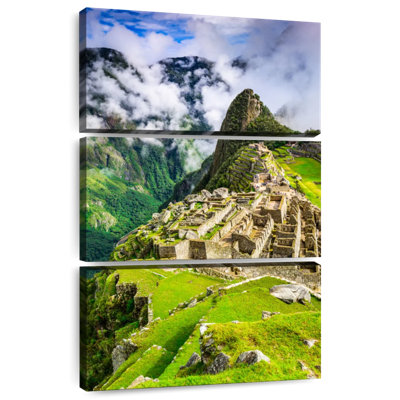 Lilie Machu Picchu Landscape