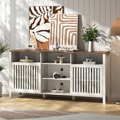 Meuble télé Farmhouse blanc avec portes grillagées, 5 compartiments de rangement ouverts, console multimédia avec tablettes réglables pour le salon