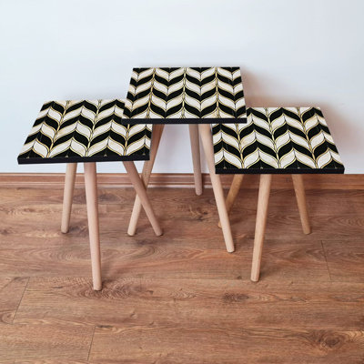 Ensemble de 3 tables gigognes modernes (blanc et noir avec accents dorés), 13,8 po x 20,5 po x 13,8 po | 100% panneau de fibres à densité moyenne avec pieds en bois de hêtre | Conception géométrique élégante pour le salon, le bureau et la décoration intérieure, solution peu encombrante