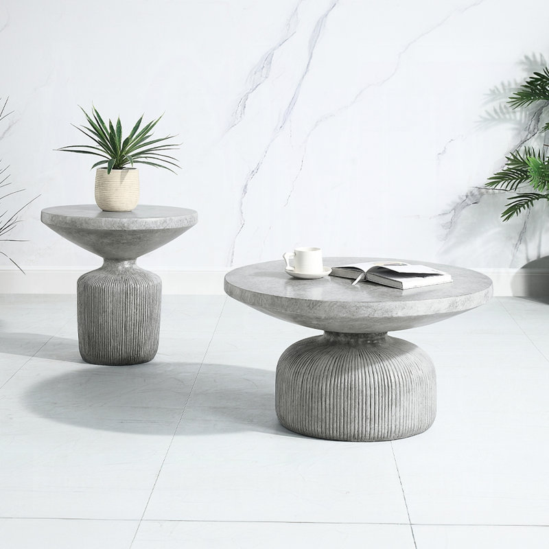 Table de bout en ciment gris patiné avec base décorative