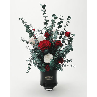 Arrangements floraux mixtes dans un vase
