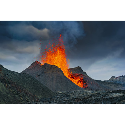 Islande, éruption volcanique par Neil Johnson - photographie sur toile tendue