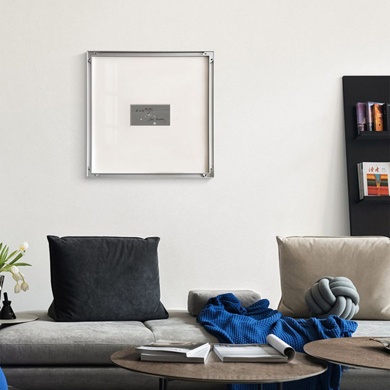Une simple photo décorative suspendue grise, H 19,69 po x l 19,69 po