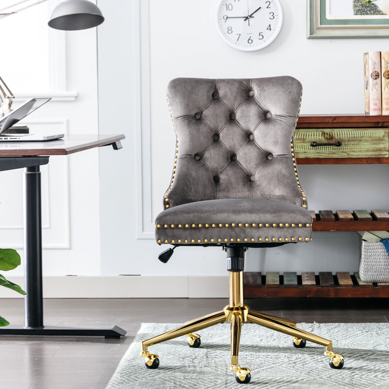 Fauteuil de bureau en velours avec base en métal A&A Furniture, Gris
