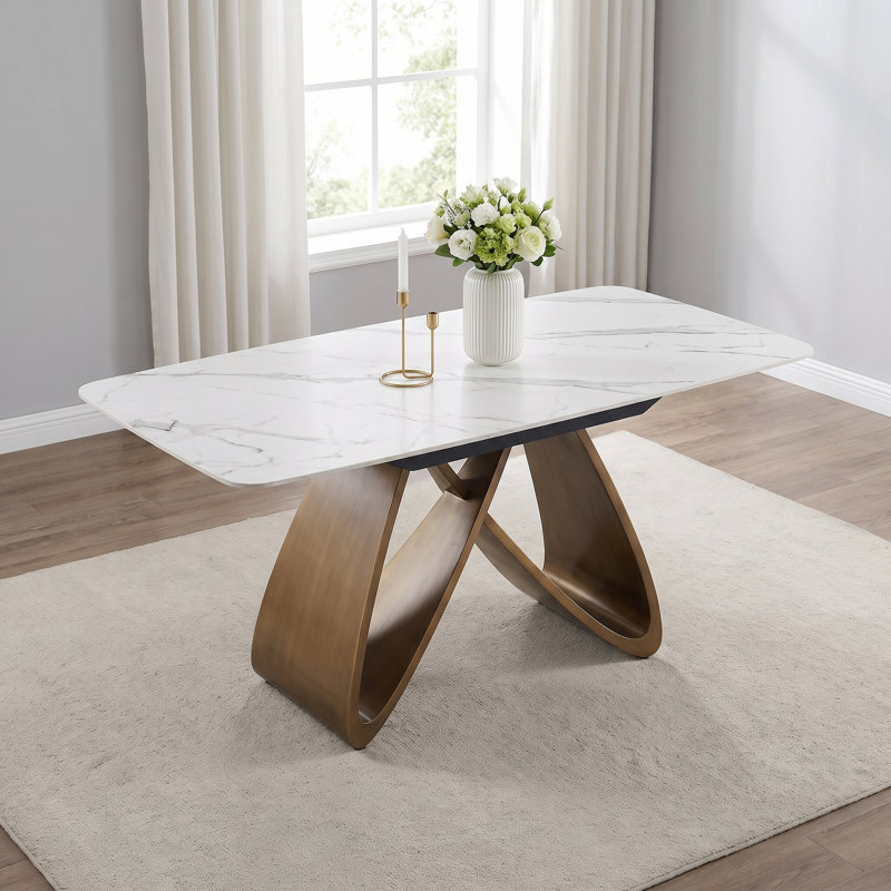 Table de salle à manger en pierre frittée de 165 cm avec pattes en X en laiton brossé, pour 4 à 6 personnes.