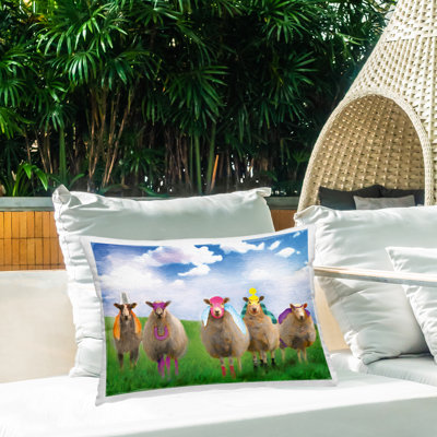 Coussin d'extérieur imprimé lapin dans un bain à bulles relaxant, design par Lucia Heffernan