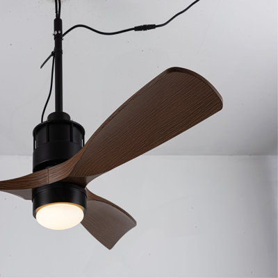Ventilateur de plafond 42 po avec pales en ABS avec télécommande à DEL, moteur à courant continu silencieux à 6 vitesses, ventilateur de plafond réversible à hauteur ajustable (3 pièces), pour une utilisation extérieure.