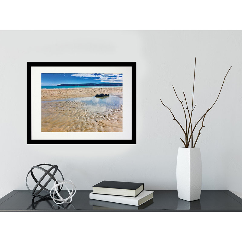 Barren Sandbar - photographie, H 18,5 po x l 22,5 po x P 1,25 po, Papier encadré noir, Blanc