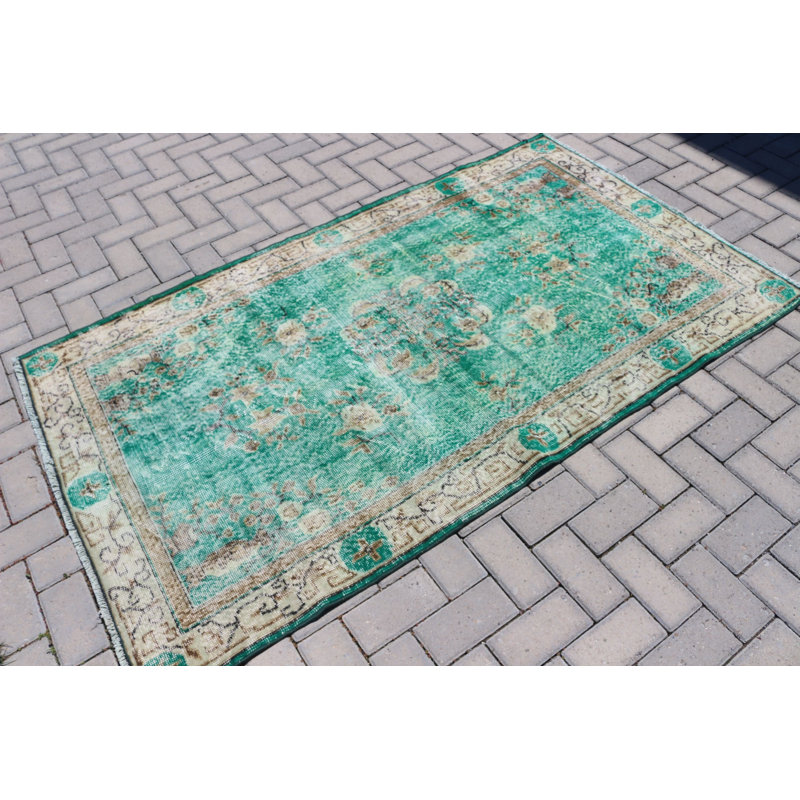 Le tapis turc rétro Oushak en vert attrayant pour une utilisation intérieure et extérieure est une pièce décorative tissée à la main offrant un attrait intemporel
