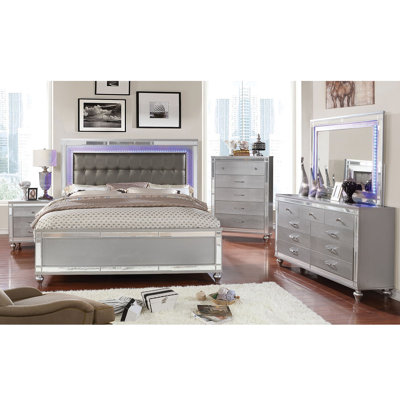 Contemporary 5 Piece Bedroom Set With Mirror Trim In Silver