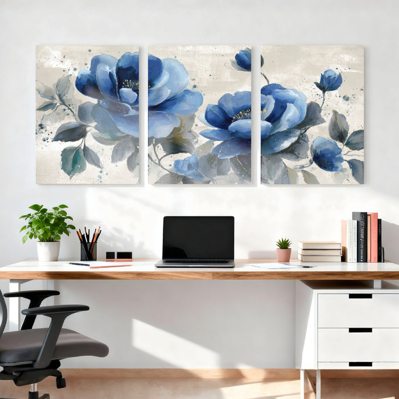Ensemble de 3 toiles peintes à l'aquarelle avec des motifs floraux bleus, idéal pour la décoration du salon et de la chambre.