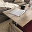 Table basse à plateau relevable, finition brune