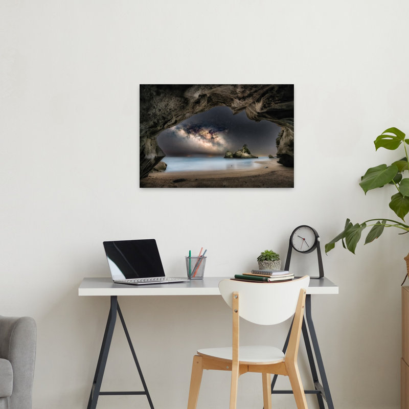 Affiche murale représentant une grotte côtière sous un ciel étoilé, dans une ambiance paisible et sereine., 24" H x 36" W