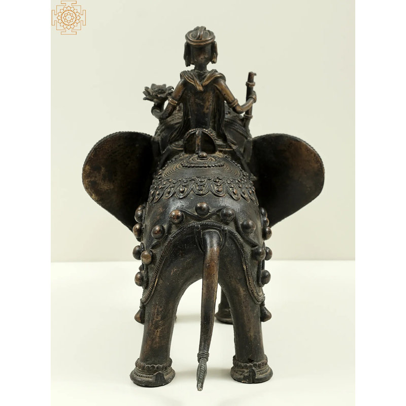 Figurine d'homme tribal assis sur un éléphant