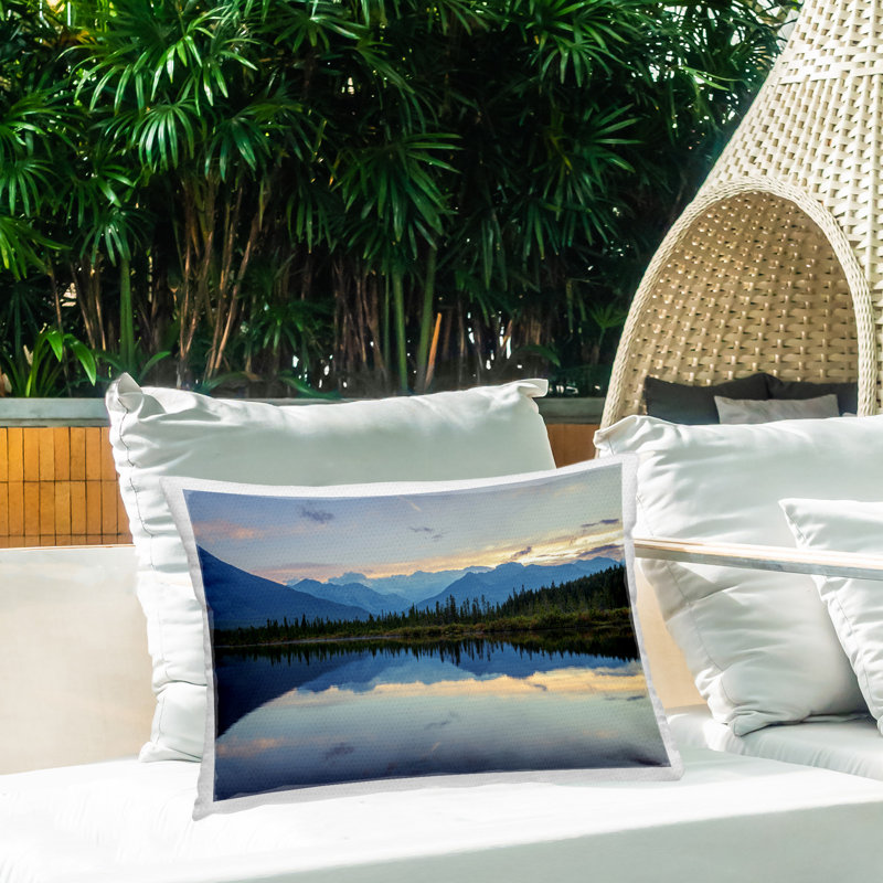 Coussin extérieur Blue Mountain Reflection par Margaret Clavell
