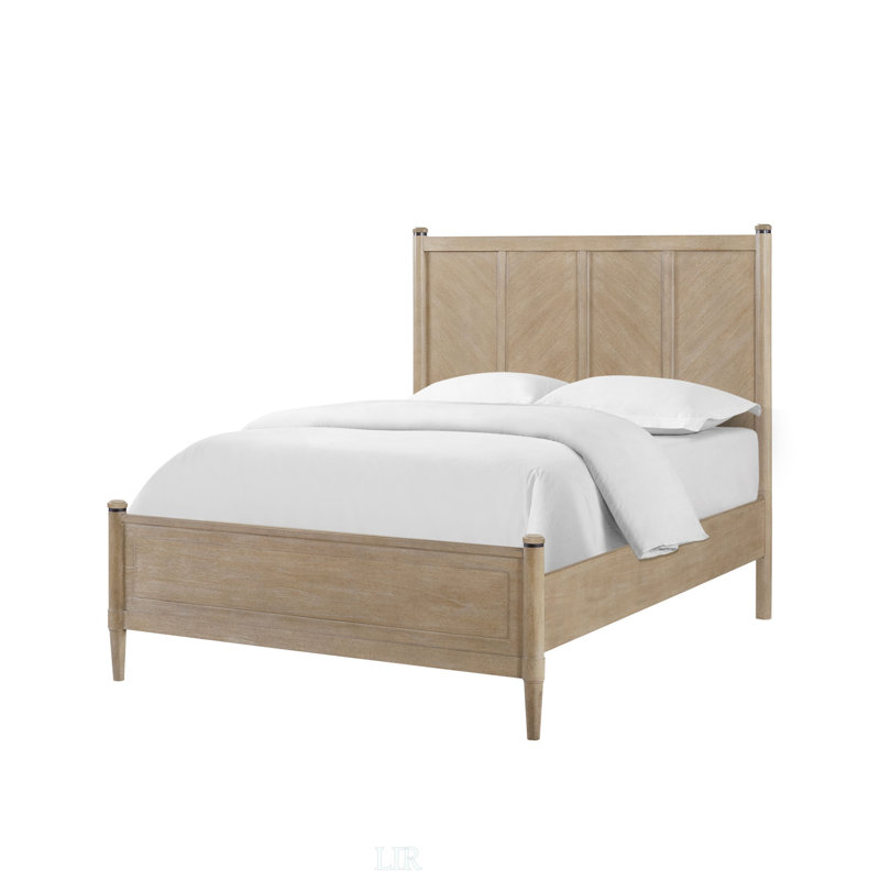 Très grand lit à colonnes avec tête de lit à chevrons et finition couleur sable, parfait pour un design décontracté transitionnel