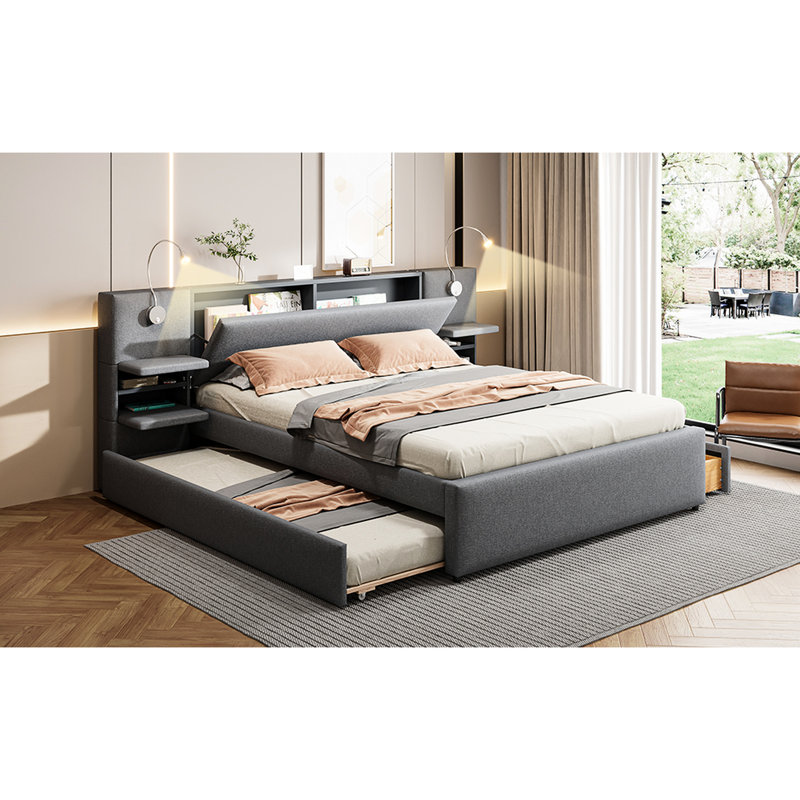 Grand lit plateforme gris avec lumières de lecture intégrées, tête de lit avec rangement et tiroirs rembourrés pour plus de confort