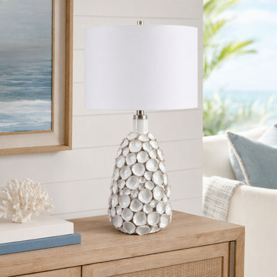 Lampe de table en céramique blanche de style côtier, 72 cm (28,25 po), avec abat-jour blanc.