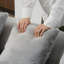 Canapé moderne en flanelle courbée avec plusieurs coussins, parfait pour les sièges de salon élégants et confortables-29717264