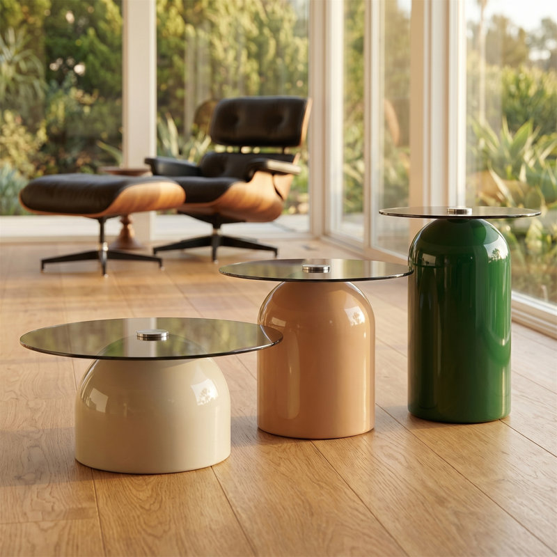 Ensemble de trois tables basses gigognes avec plateau en verre gris et tables d'appoint rondes en brun et vert, parfaites pour les salons et les bureaux
