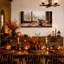 Tasse fumante et feuilles d'automne sur une toile murale pluvieuse d'Halloween-1818687163