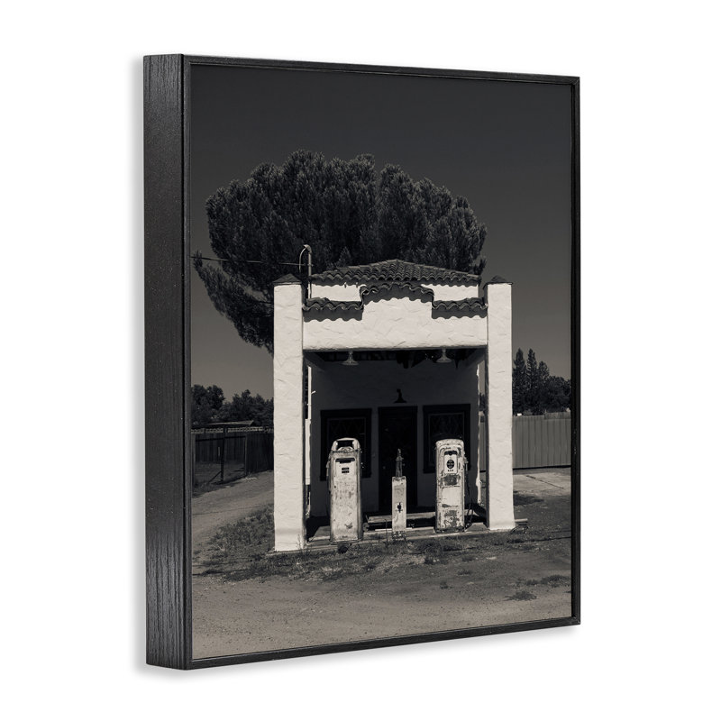 Ancienne station-service, estampe numérique, design par Jadei, H 14 po x l 11 po, Giclée encadrée noir minuit