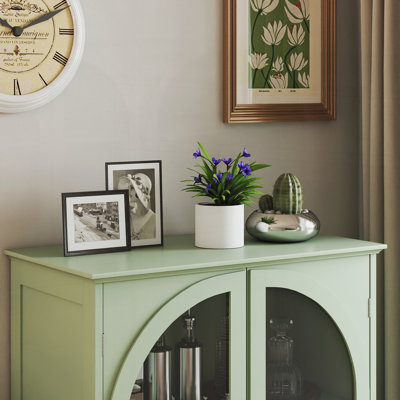 Buffet de style champêtre avec double porte vitrée cintrée, idéal pour la cuisine, le salon ou le coin café.