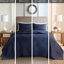 Couvre-lit réversible 3 pièces bleu marine King/King - Microfibre, 100 %, avec un magnifique matelassage à médaillons. Garnissage et détails raffinés.
