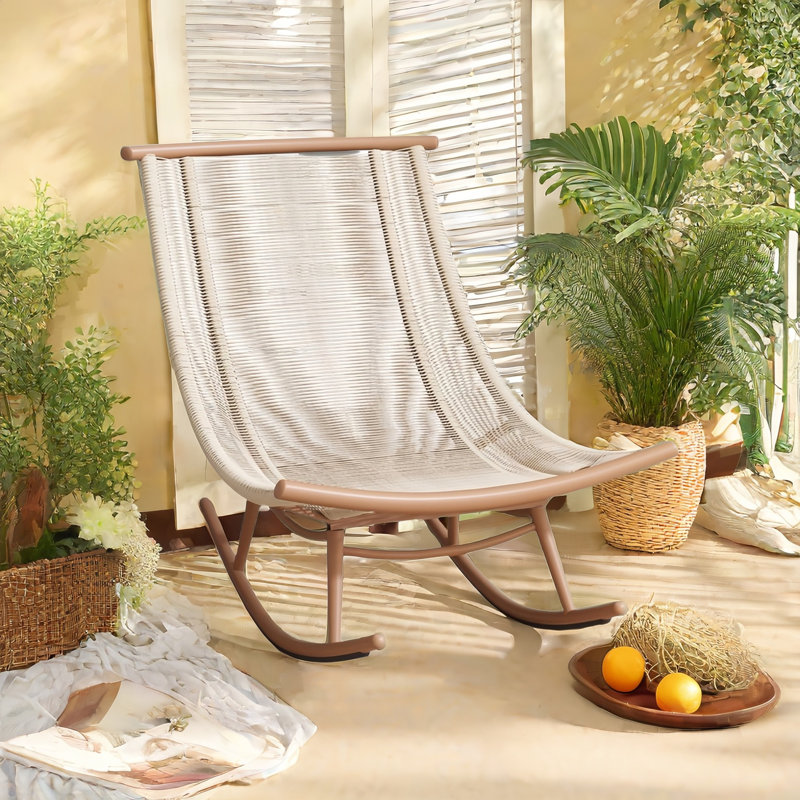 Chaise berçante moderne en rotin