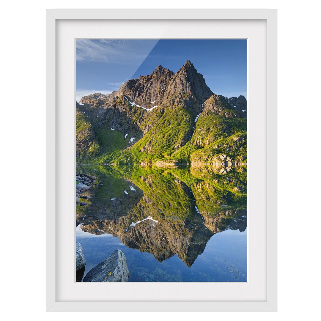 Gerahmtes Papierbild Berglandschaft mit Wasserspiegelung in Norwegen