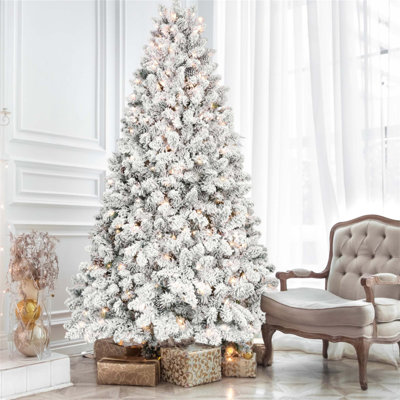 Arbre de Noël enneigé 8 pi avec 700 lumières UL, 54 pommes de pin naturelles et branches à charnières pour une installation facile